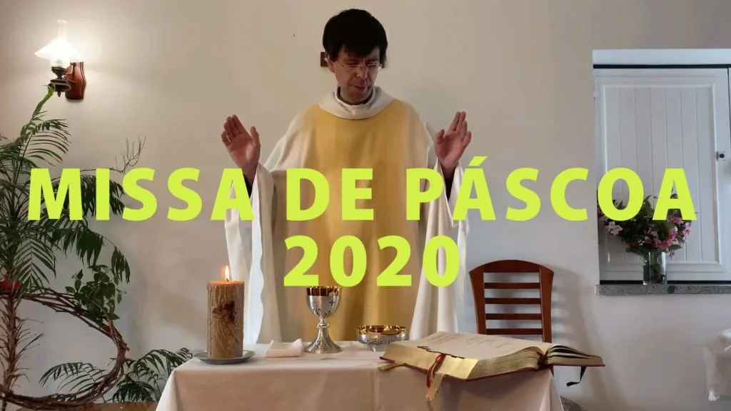 Padre Hugo Martins a celebrar a Missa de Páscoa perante o altar durante o ano de 2020.