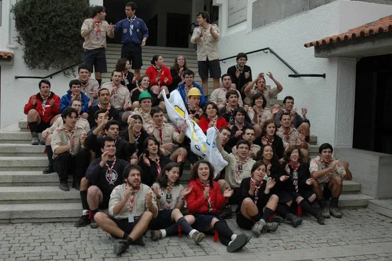 Representação artística de Cristo como pedra angular da Igreja com fiéis reunidos em oração.