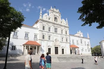 Fachada da Igreja de Santarém iluminada pela luz do sol durante o dia.