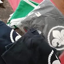 Escuteiros em Angola a utilizar uniformes produzidos localmente através de uma parceria com a Caritas.