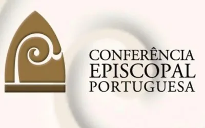 Fotografia de uma celebração litúrgica numa igreja portuguesa respeitando as normas de segurança e o distanciamento social.