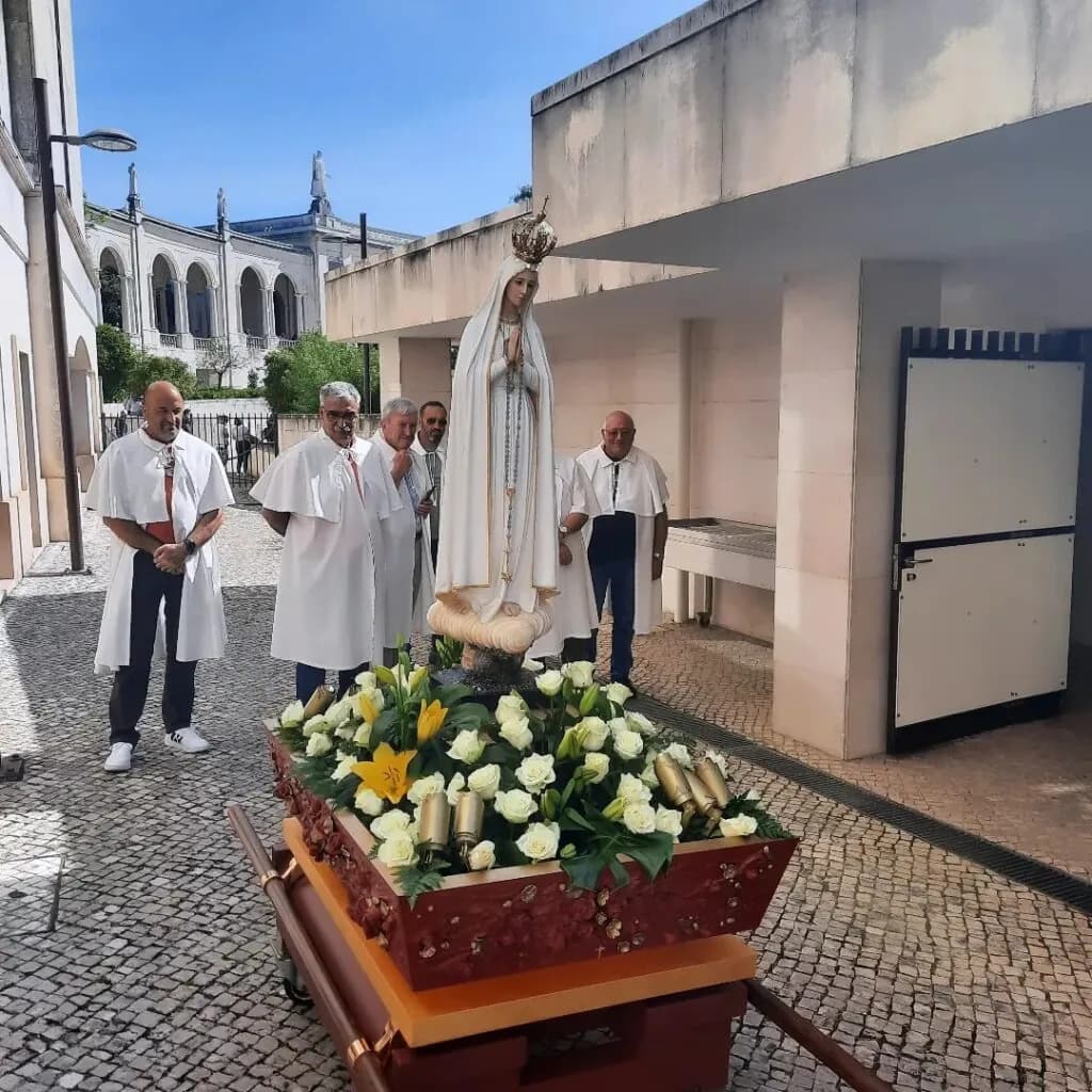 Representação artística de Jesus Cristo a caminhar e a conversar com os dois discípulos na estrada para Emaús.