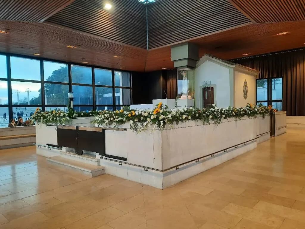 O sepulcro vazio banhado pela luz da aurora simbolizando a ressurreição de Jesus Cristo e a vitória da vida eterna sobre a morte.