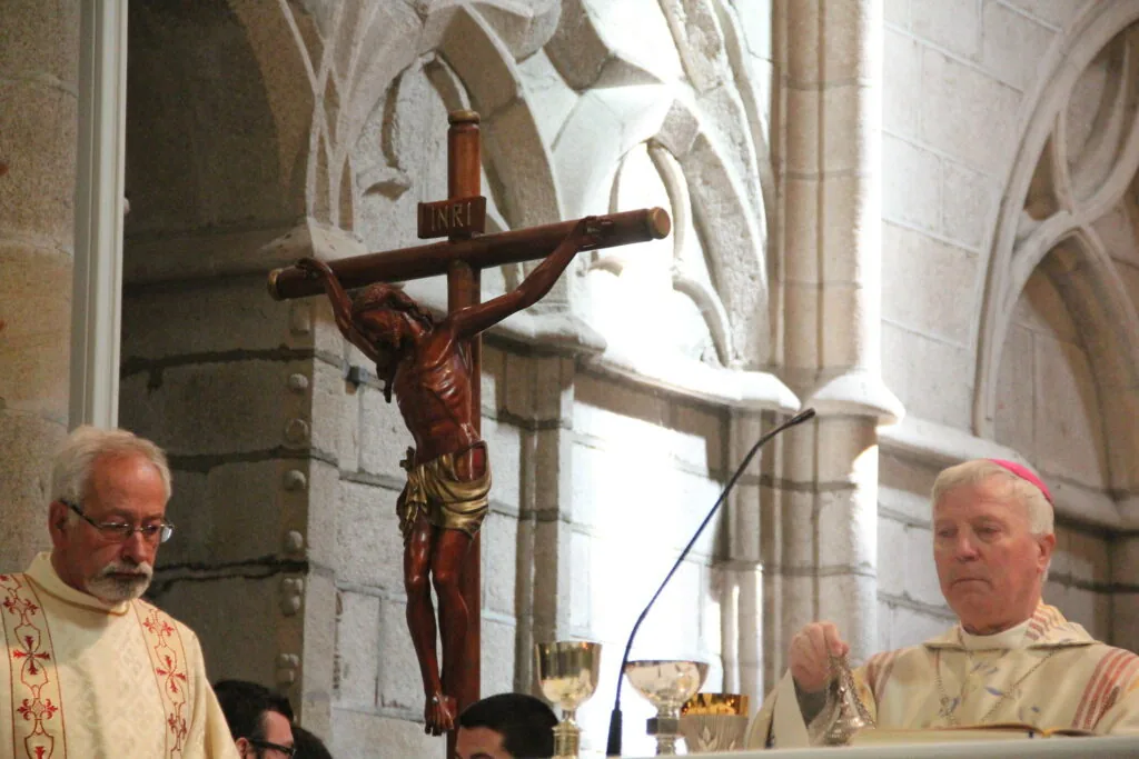 Hóstia consagrada e cálice de vinho sobre o altar durante a celebração solene da Santa Missa.