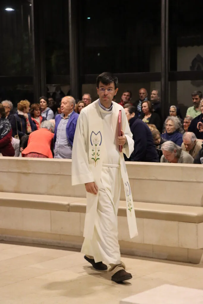 Retrato do Padre Hugo Martins em momento de reflexão e celebração pelo seu 15.º aniversário de ordenação sacerdotal.